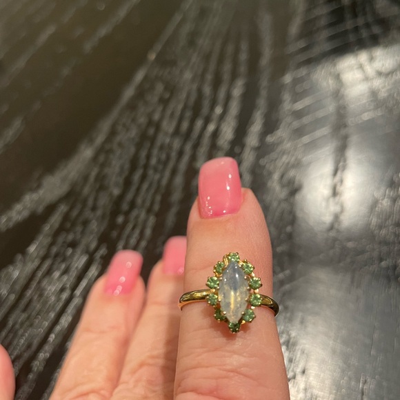Vintage Opal Goldtone and Green URANIUM Gemstone Ring - Picture 3 of 5